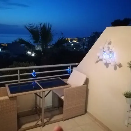 Sea View Cozy Near Center Of Town